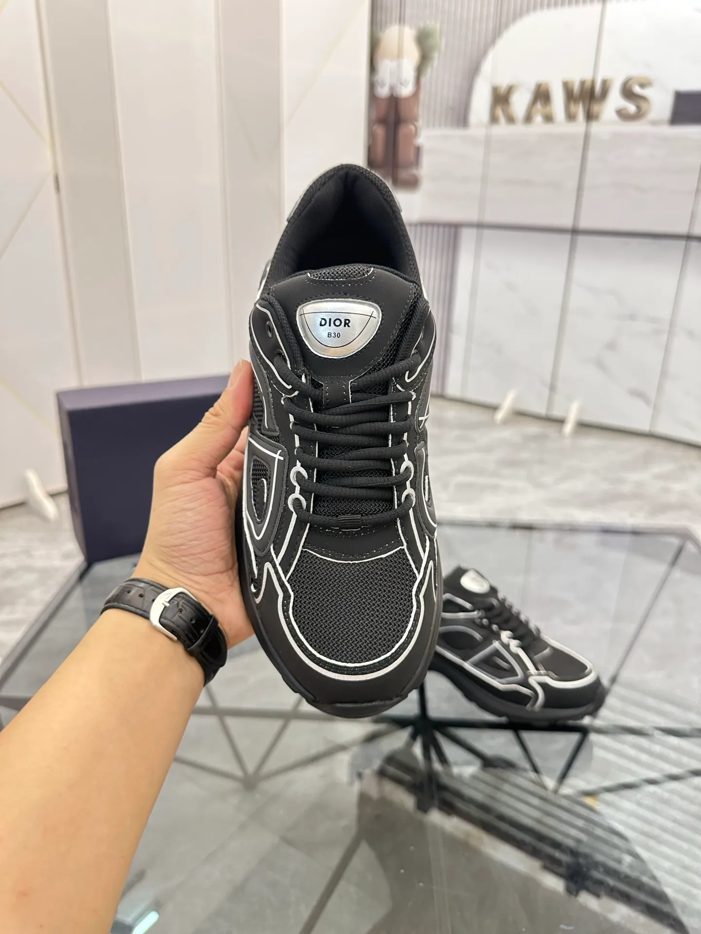 Men's shoes: 💰P400¥ Available in Guangzhou Product trademark: Dior* "Dior*" low-top casual shoes Regular size: 35-46 (can be customized to 47) Couple style Product materials: Upper imported cowhide stitched with original fabric, breathable lining, ultra-light foam original outsole. No.: 007